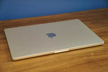 Load image into Gallery viewer, Apple MacBook Air 15&quot; M2 Starlight (256GB SSD / 8GB RAM) - French Canadian
